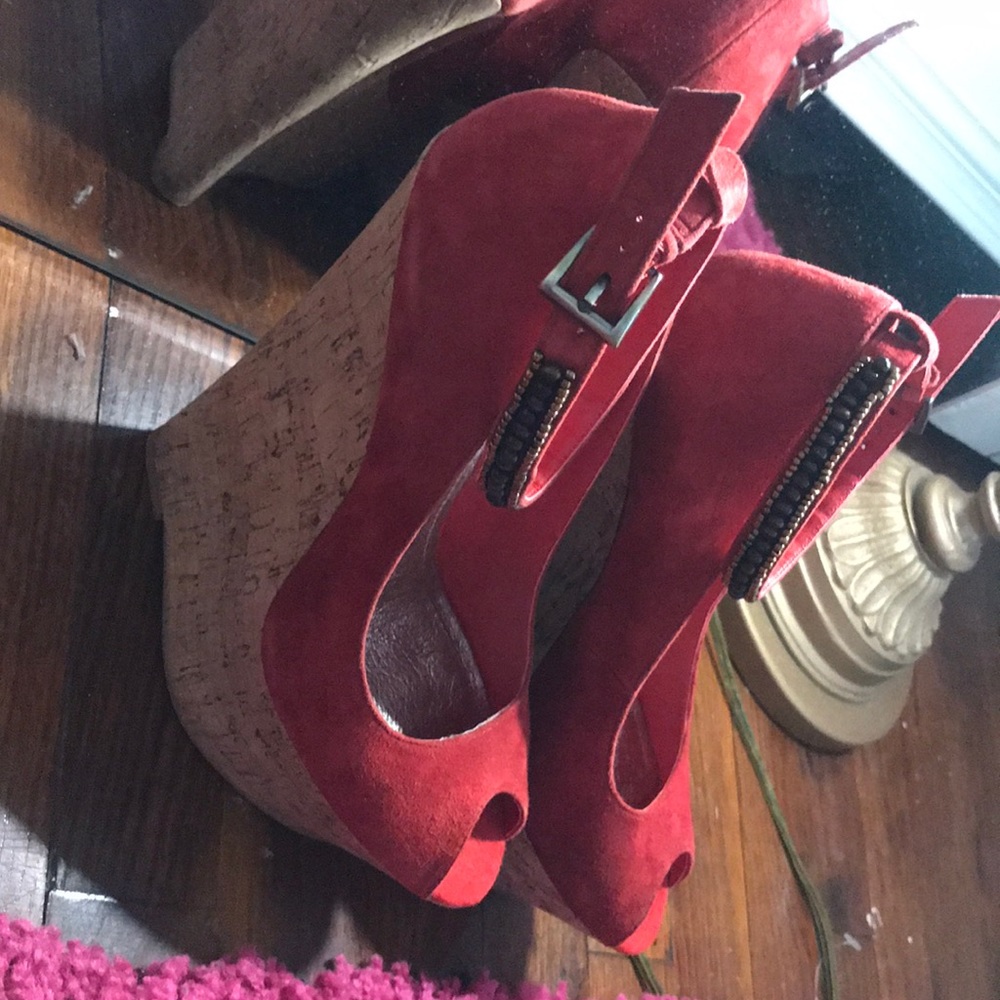 Red Wild pair platforms